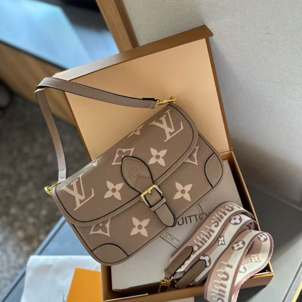 Louis Vuitton Diane Monogram Empreinte Leather Beige 24Cm M46583 - Image 2
