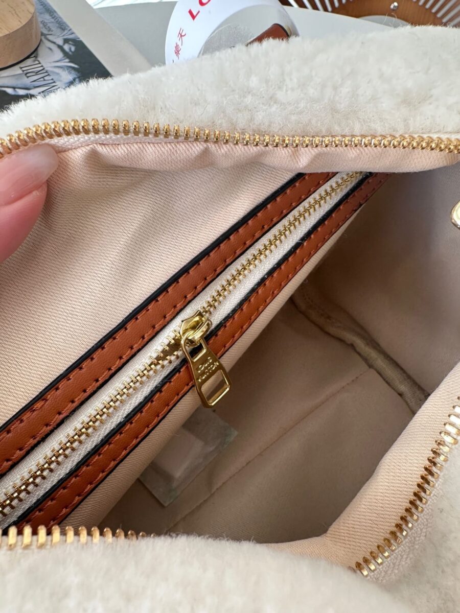 Alternative view of Louis Vuitton Speedy Bandouliere Monogram Teddy Fleece 25 White 25Cm