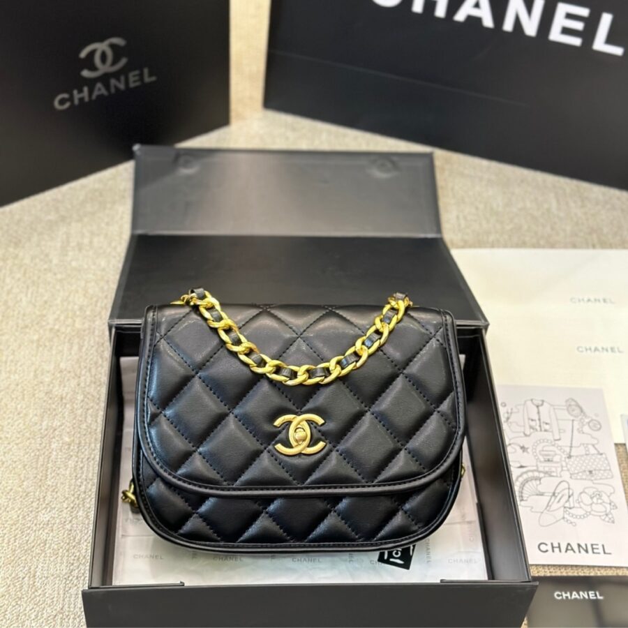 Alternative view of Chanel Crossbody Bag Leather And Gold Tone Metal Black 23Cm As4845 B16235 94305