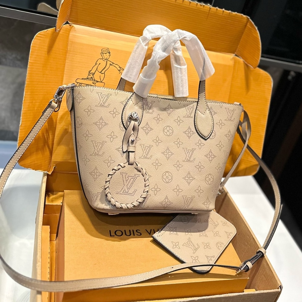 Louis Vuitton Blossom Mahina Leather Bag Beige 21Cm - Image 9