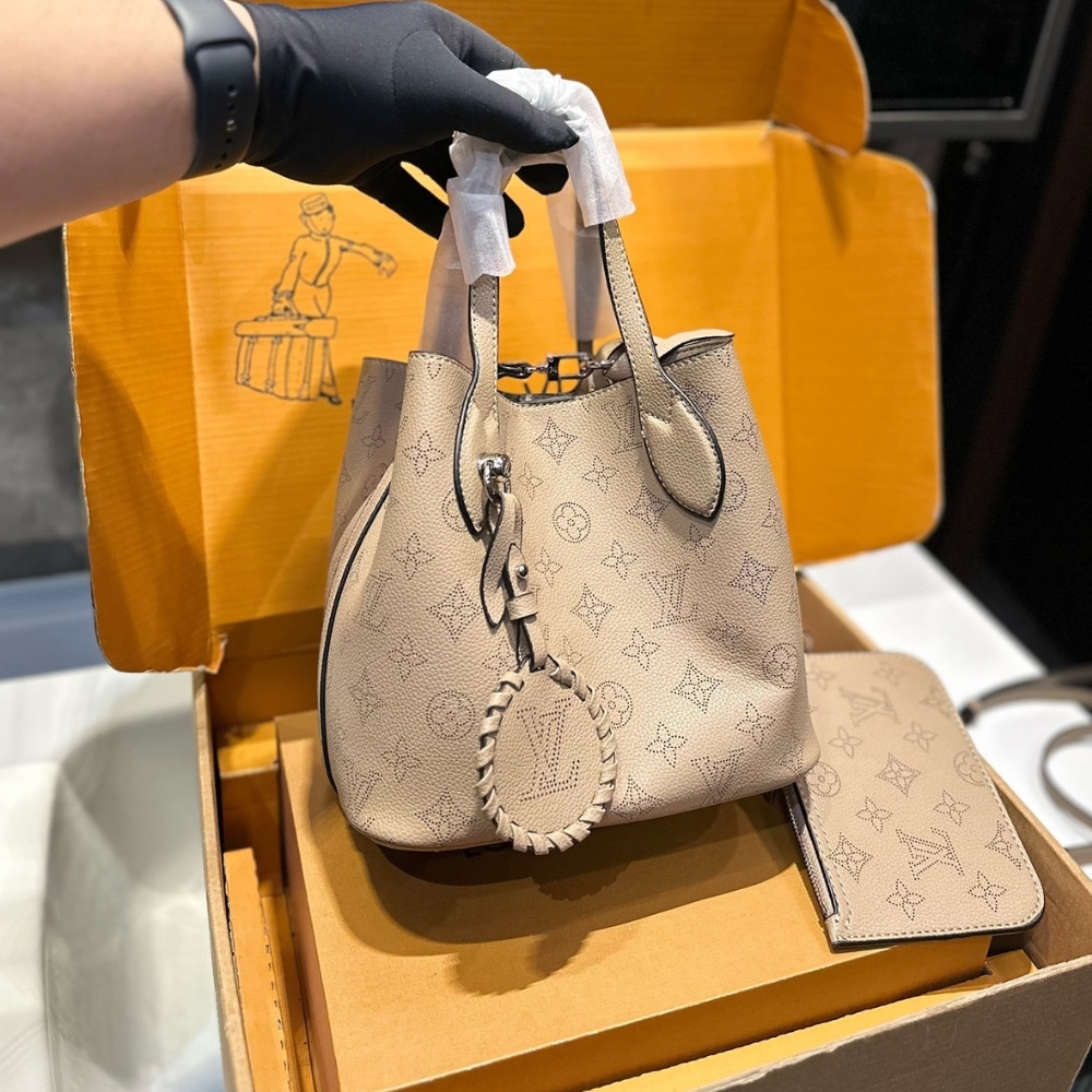 Louis Vuitton Blossom Mahina Leather Bag Beige 21Cm - Image 8