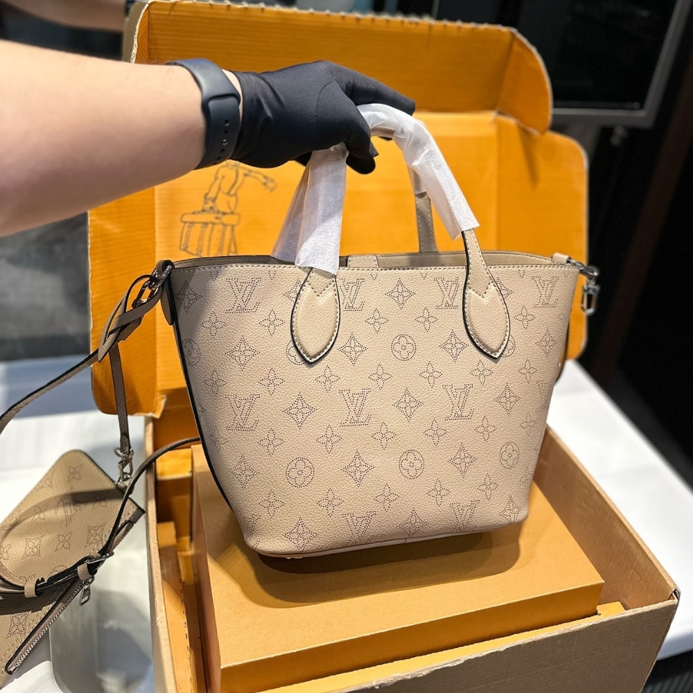 Louis Vuitton Blossom Mahina Leather Bag Beige 21Cm - Image 3