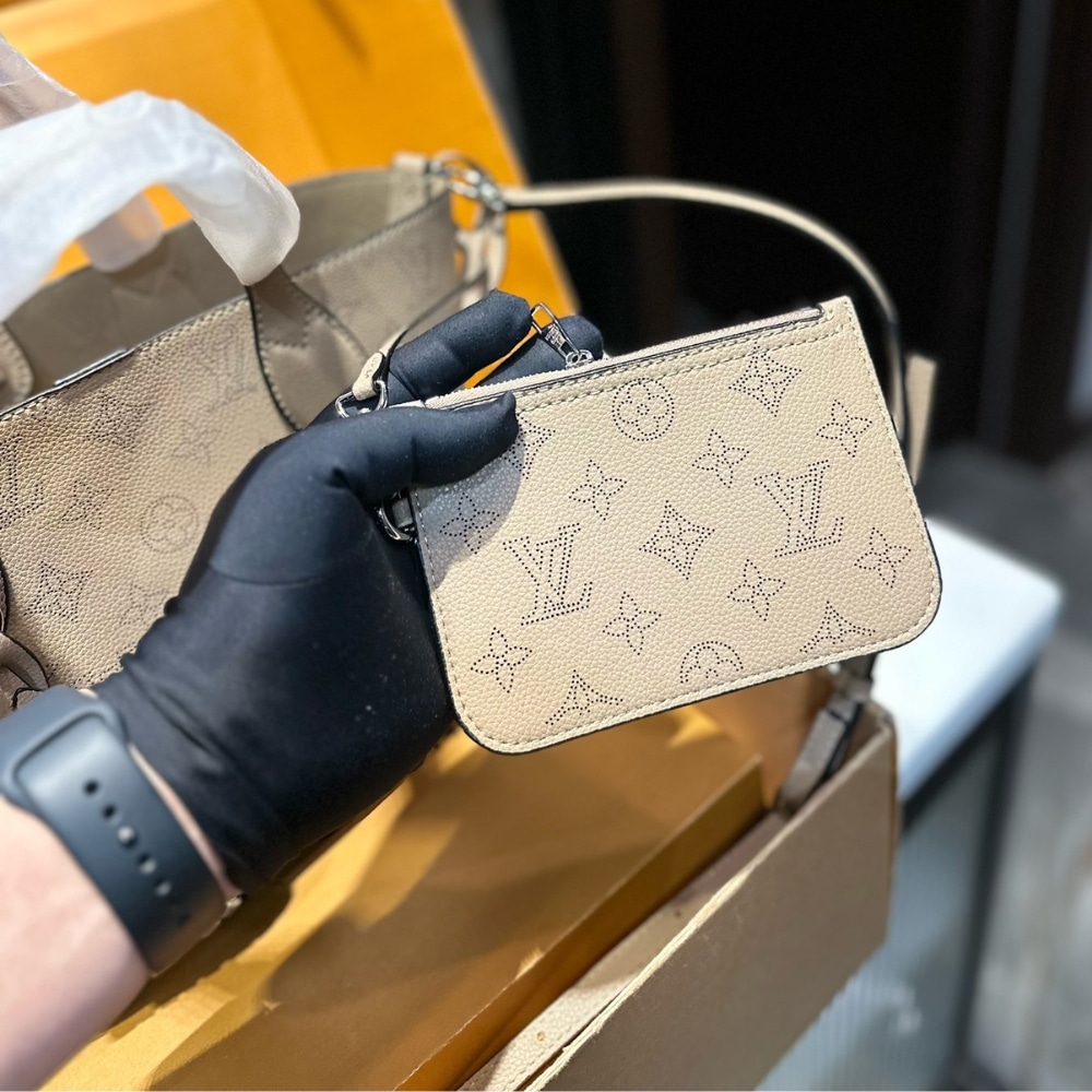 Louis Vuitton Blossom Mahina Leather Bag Beige 21Cm - Image 5