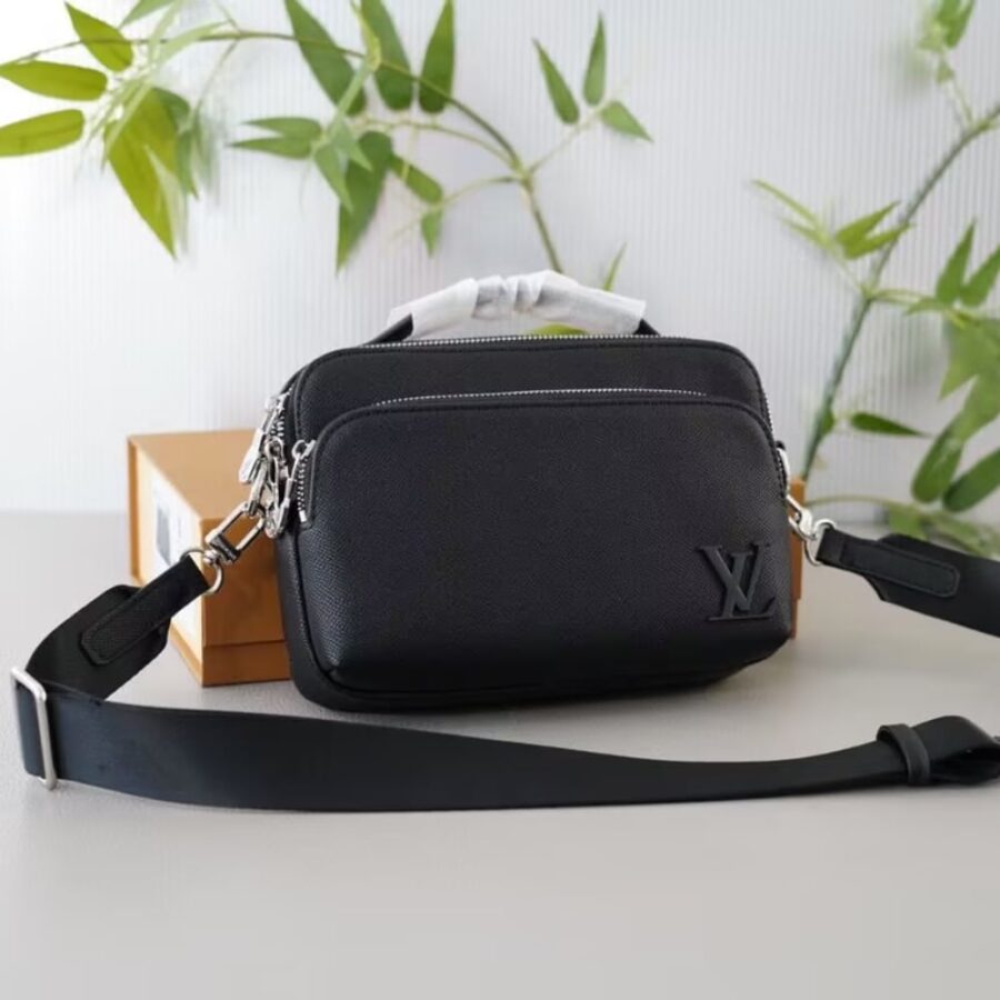 Alternative view of Louis Vuitton Avenue Messenger Bag Black 23Cm M11657