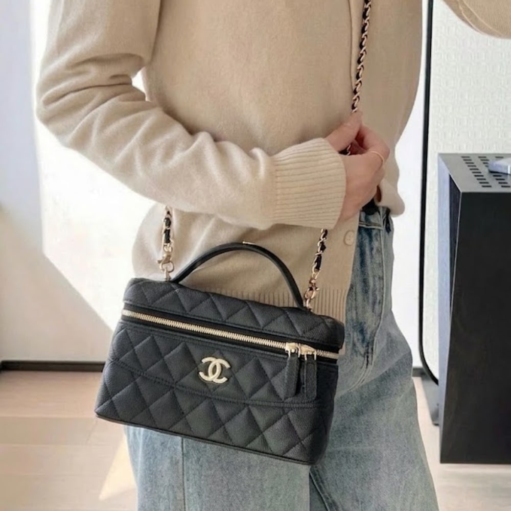 Chanel 25C Vanity With Chain Gold Hardware Black 19Cm - Image 9