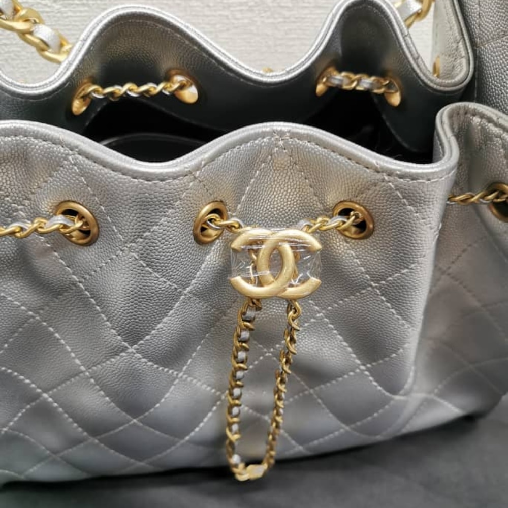 Chanel 25 Small Handbag Metallic Grained And Gold Tone Metal Silver 26cm AS5293 B20405 NZV67 - Image 3