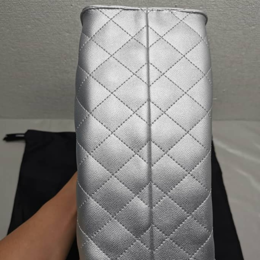 Chanel 25 Small Handbag Metallic Grained And Gold Tone Metal Silver 26cm AS5293 B20405 NZV67 - Image 5