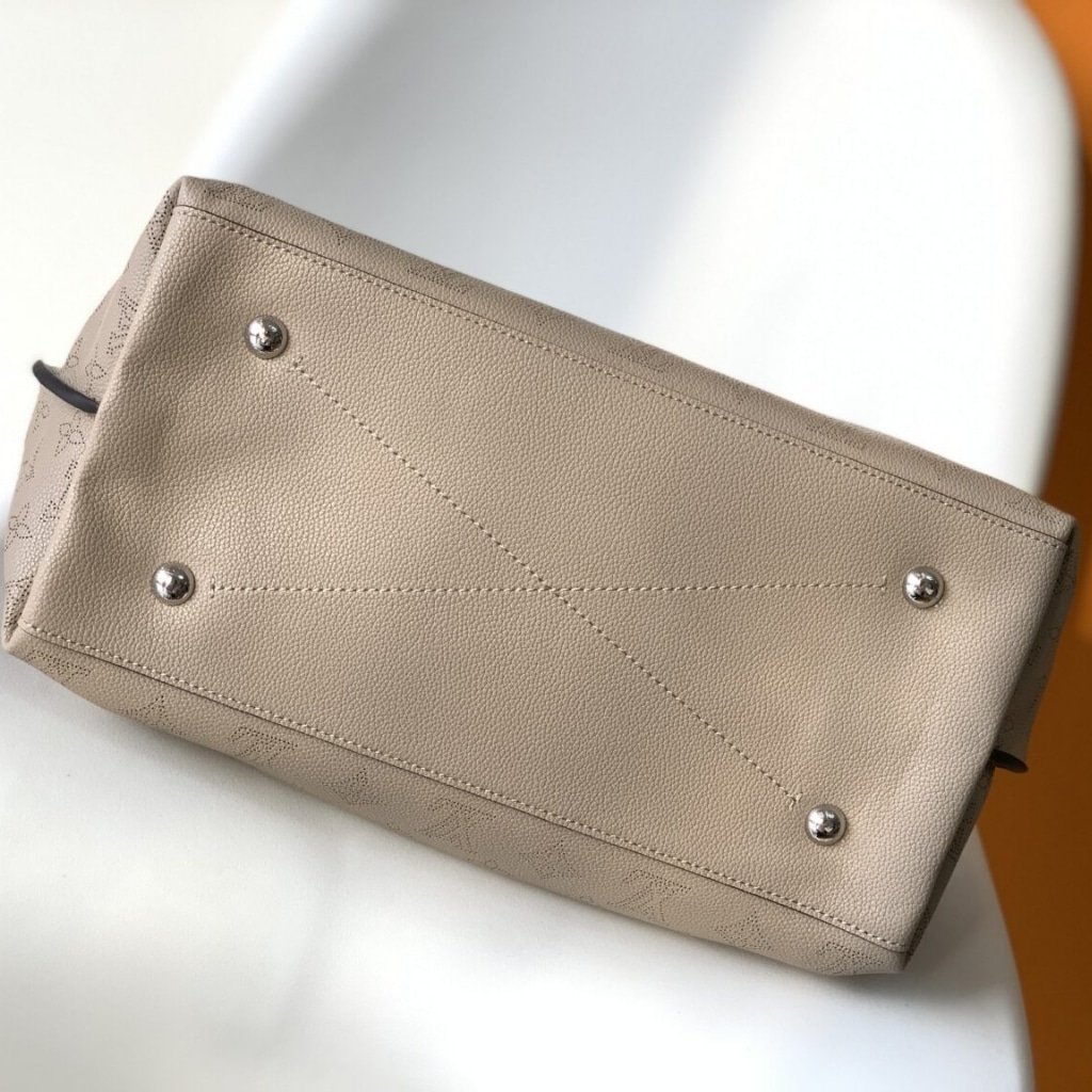Louis Vuitton Carmel Mahina Leather Galet Grey 40cm M21775 - Image 5