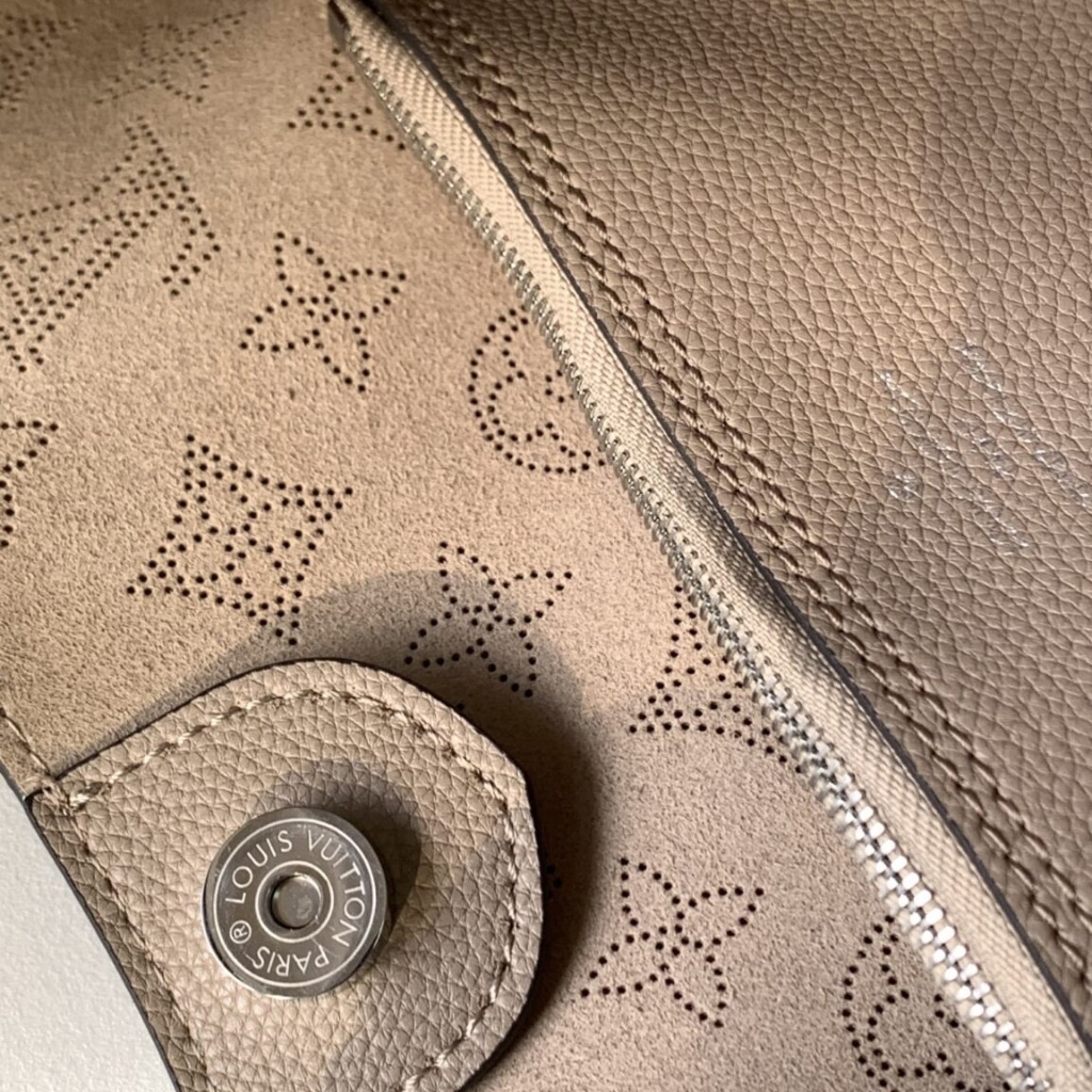Louis Vuitton Carmel Mahina Leather Galet Grey 40cm M21775 - Image 7