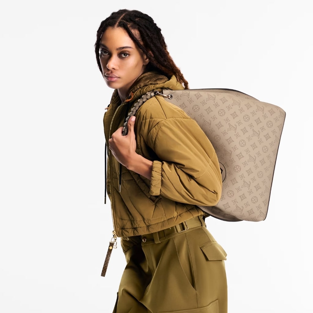 Louis Vuitton Carmel Mahina Leather Galet Grey 40cm M21775 - Image 11