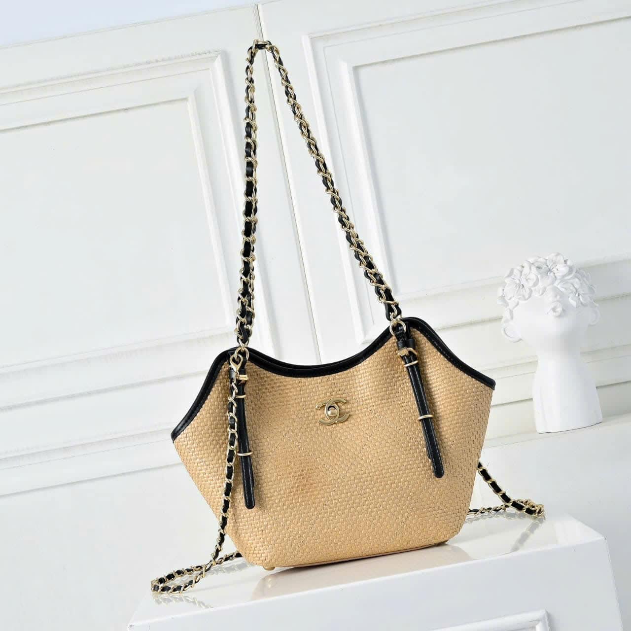 Chanel Medium Shopping Bag Braided Raffia And Gold Tone Metal In Beige 30Cm - Image 2
