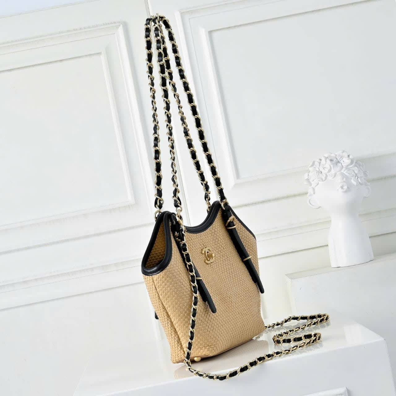 Chanel Medium Shopping Bag Braided Raffia And Gold Tone Metal In Beige 30Cm - Image 3