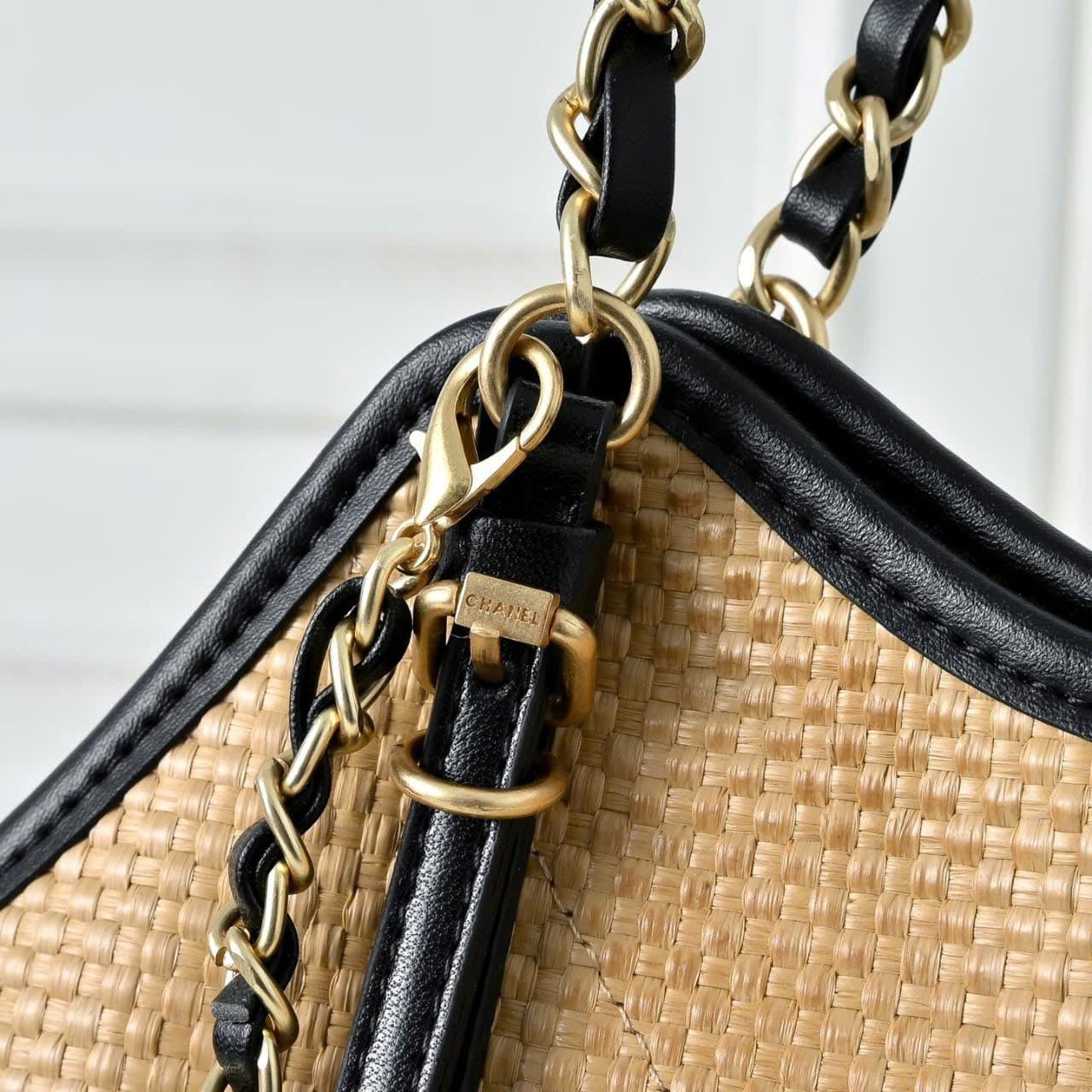 Chanel Medium Shopping Bag Braided Raffia And Gold Tone Metal In Beige 30Cm - Image 4