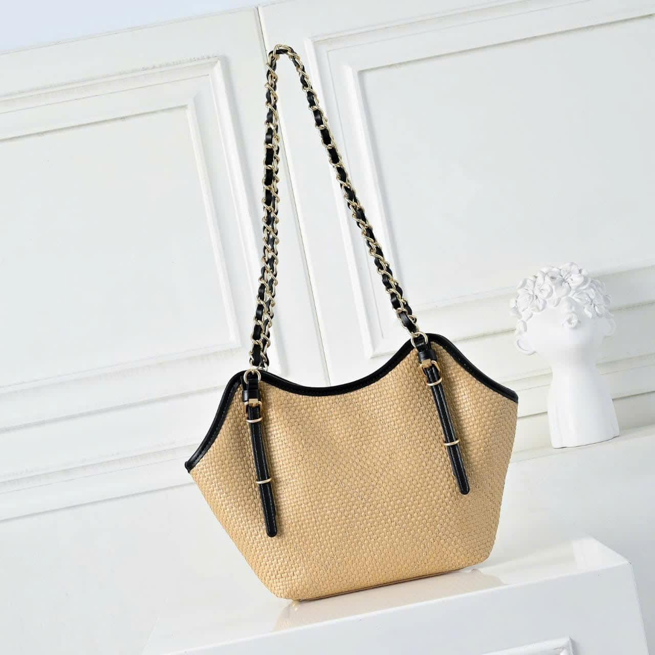 Chanel Medium Shopping Bag Braided Raffia And Gold Tone Metal In Beige 30Cm - Image 5