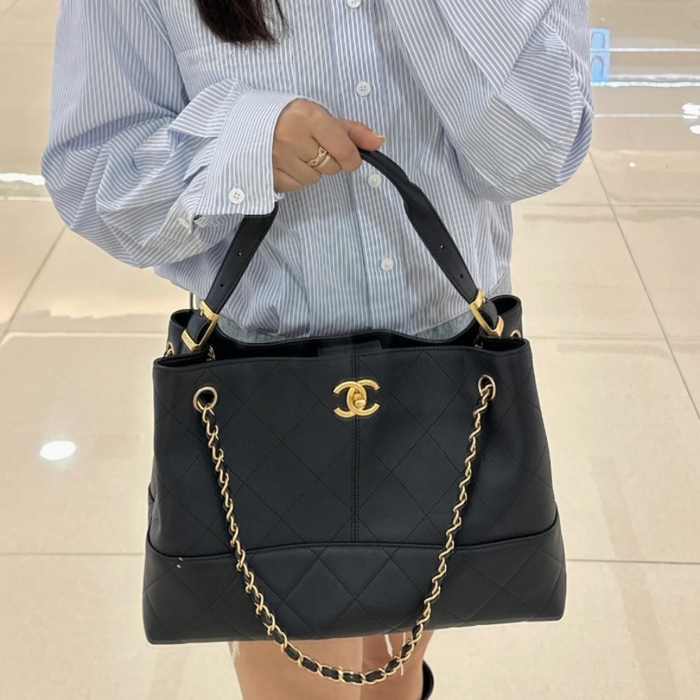 Chanel 25A Hobo Bag Gold Tone Hardware Black 28Cm - Image 10